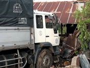 An Giang Xe tải lao vào nhà dân, 5 người may mắn thoát chết